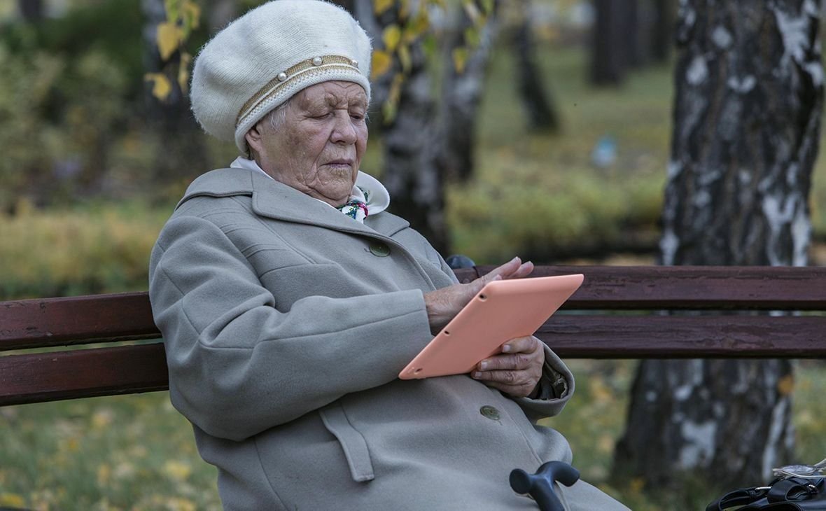 пенсионеры. пенсионеры в сельской местности. русские пенсионеры. новые пенсионерки. бабушка с пенсией.