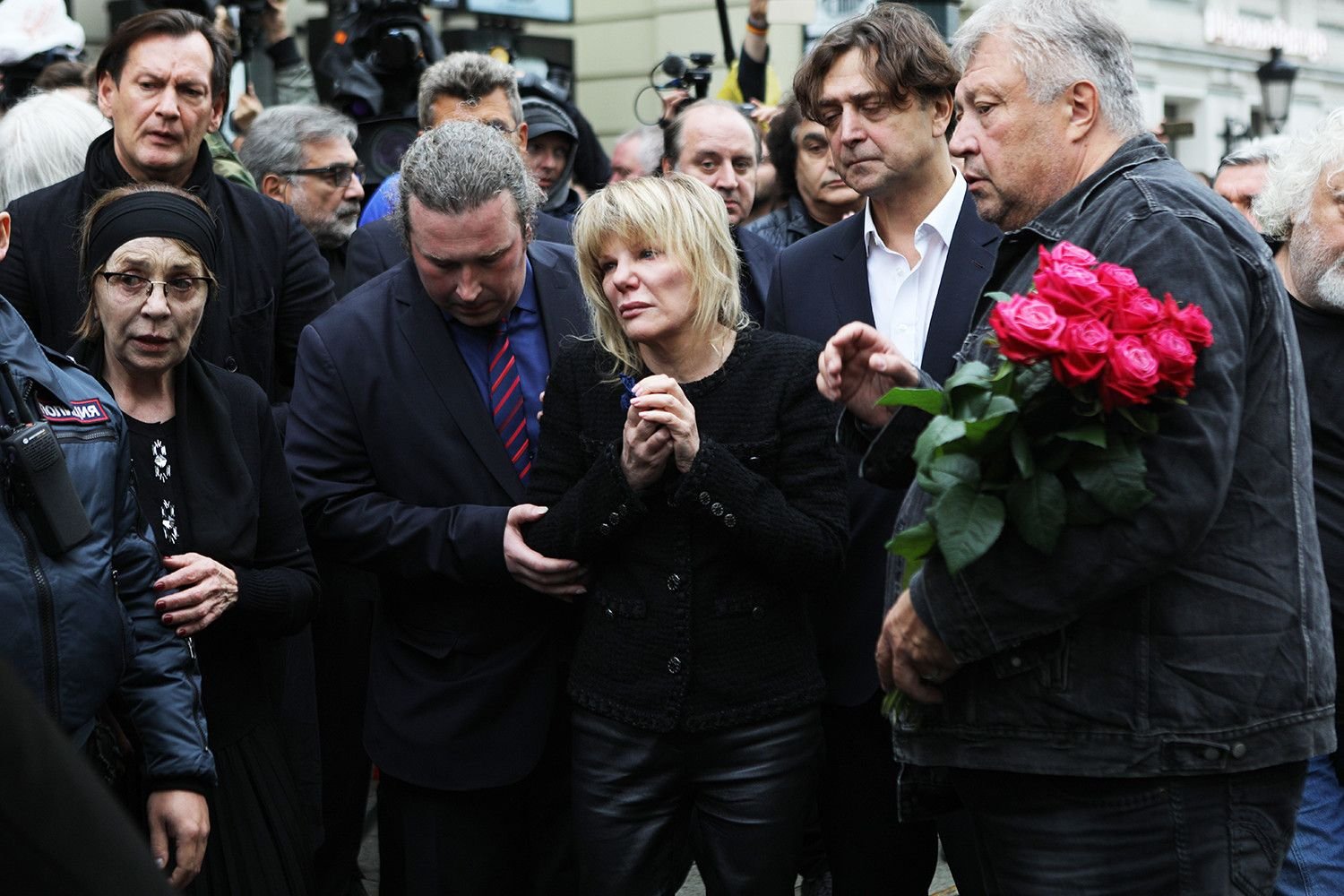 Александра Захарова на похоронах отца