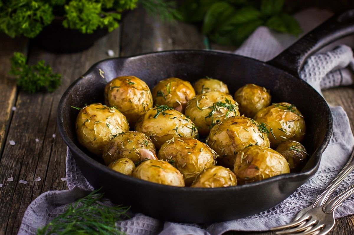 Сколько запекать картофель. Картофель в мундире. Картофель запеченный в мундире. Запеченный молодой картофель. Картошка в мундире в духовке.