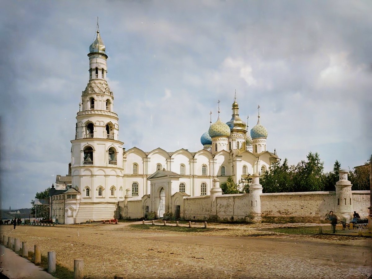 Храмы вдоль реки с высокой спинкой