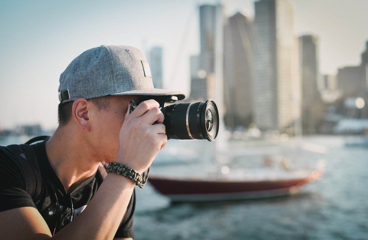 Being photographed. Мужчина с фотоаппаратом. Паореньс фотоаппаратом. Мужик с фотиком. Фотограф мужчина.