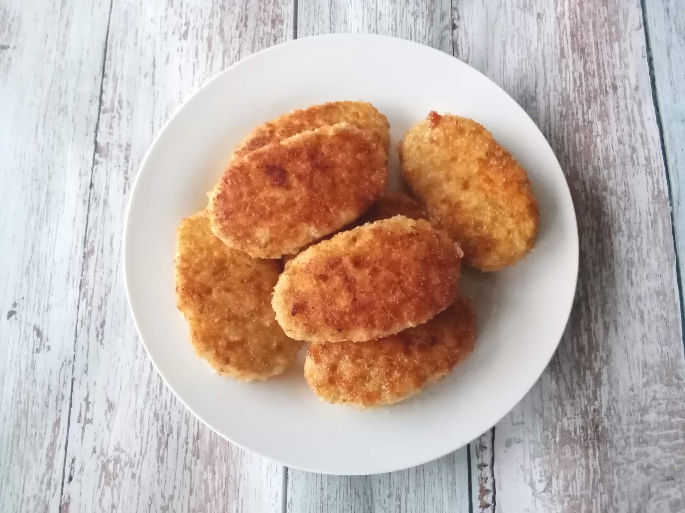 рыбные котлеты без хлеба. куриные котлеты без хлеба рецепт. биточки с луком. куриные котлеты с сыром. круглые котлеты без риса.