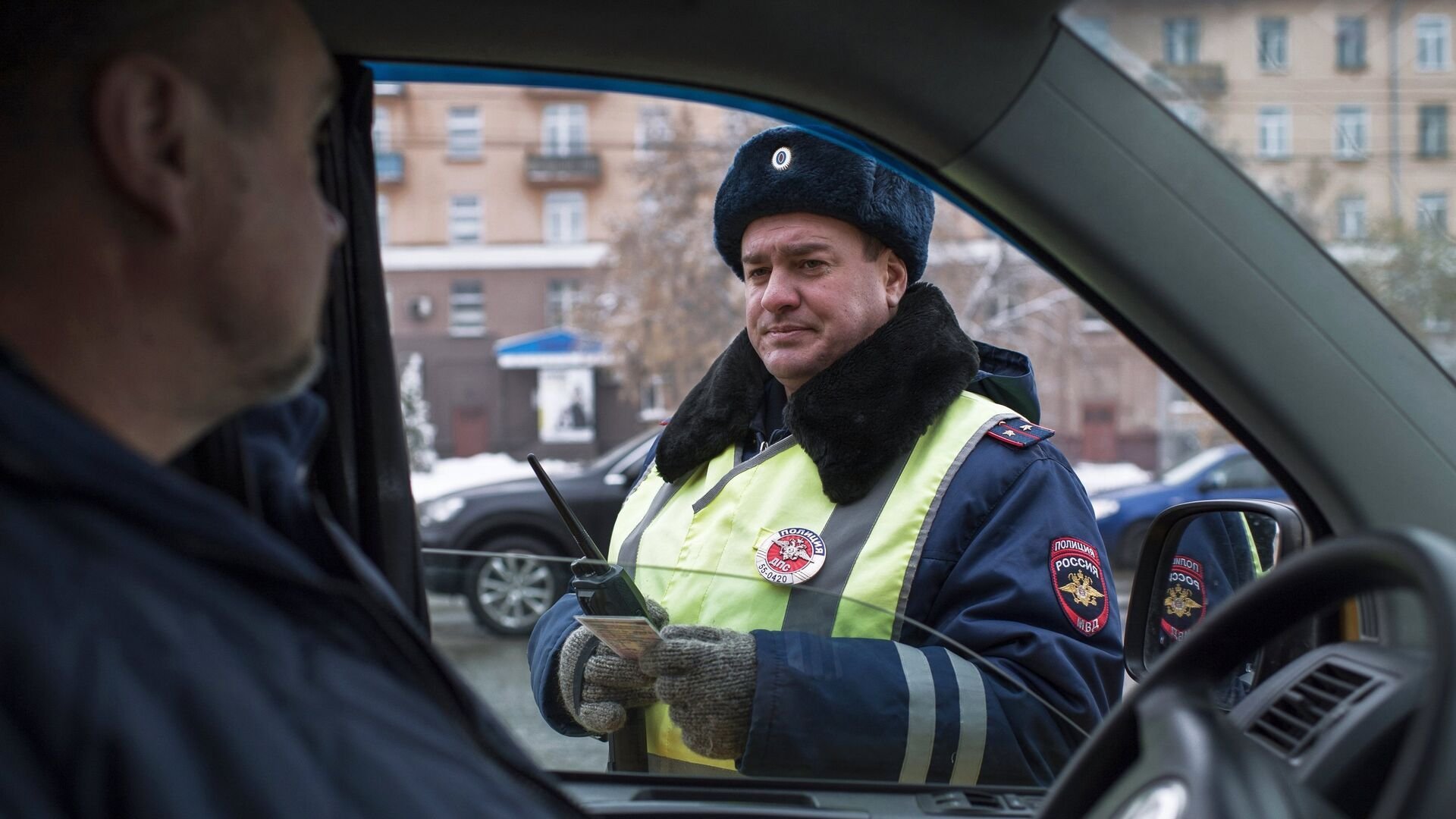 Водитель дпс. Инспектор ГИБДД И водитель. Гаишник остановил водителя. Общение сотрудников ГИБДД. Разговор с инспектором ГИБДД.