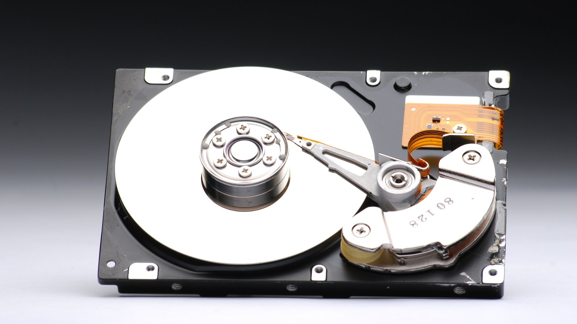 Жесткий диск что это. HDD (жесткий диск) hard Disk Drive. CHS жесткий диск. Магнитный жесткий диск HDD. Винчестер жесткий магнитный.