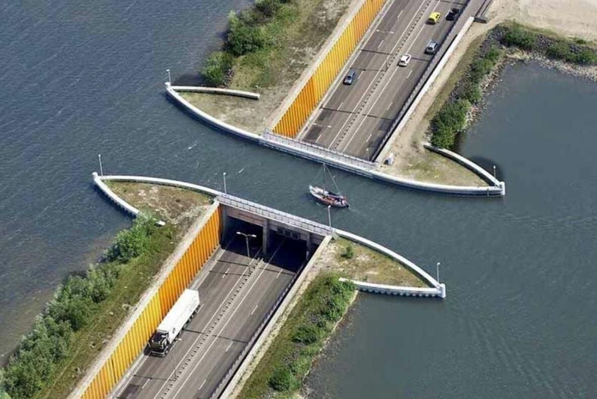 Искусственный канал. Акведук Велувемеер Нидерланды. Veluwemeer Aqueduct мост. Водный мост в Биддингхёйзене Нидерланды. Мост акведук Велувемеер в Нидерландах.