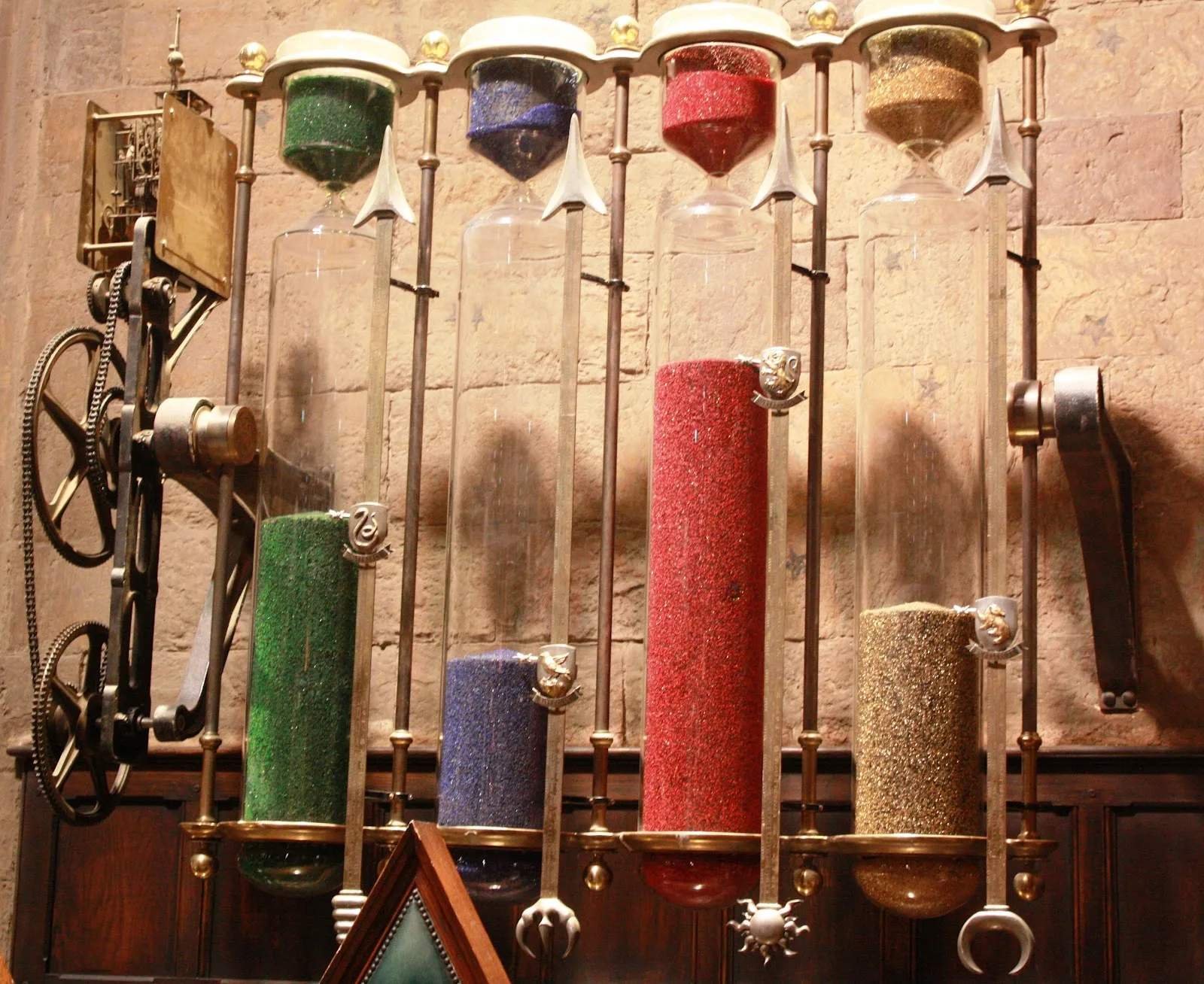 часы в хогвартсе. гарри поттер очки факультетов. часы факультетов. хогвартс часы с баллами. песочные часы хогвартса.