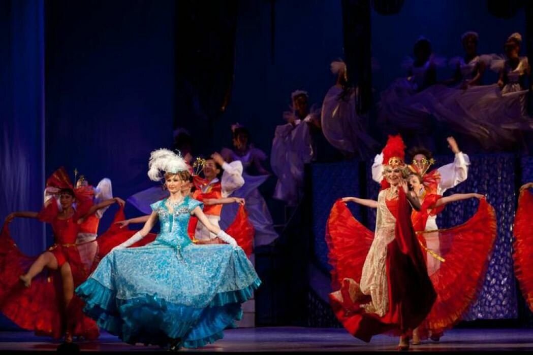 Оперетты цветы. Оперетта королева чардаша москва. Оперетты цветы. Фиалка монмартра оперетта. Фиалка монмартра театр оперетты москва программка.