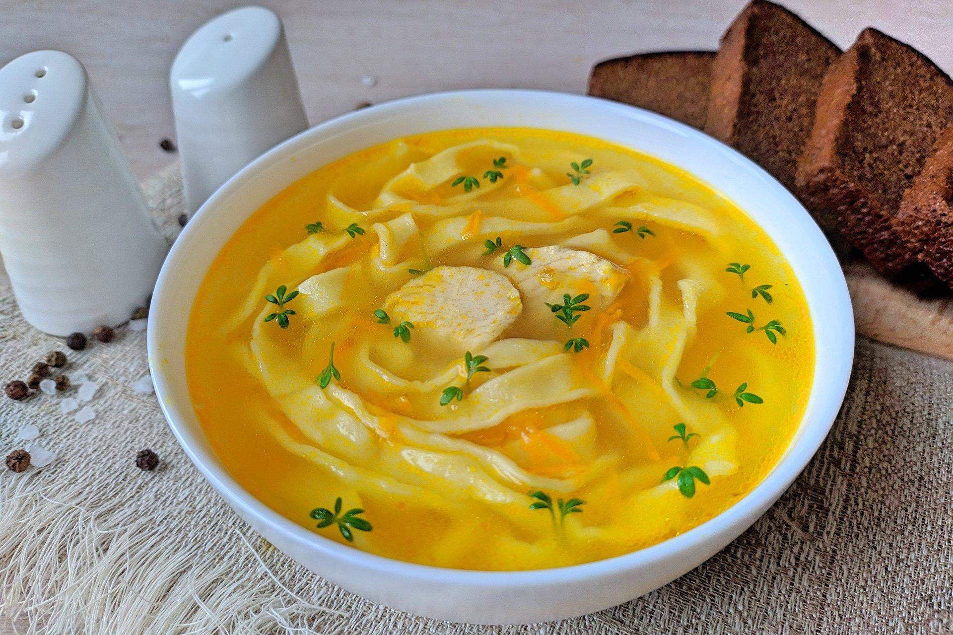 Суп лапша домашняя рецепт пошагово. Суп лапша домашняя. Суп с фрикадельками и лапшой. Суп с фрикадельками и домашней лапшой. Сырный суп с лапшой и фрикадельками.