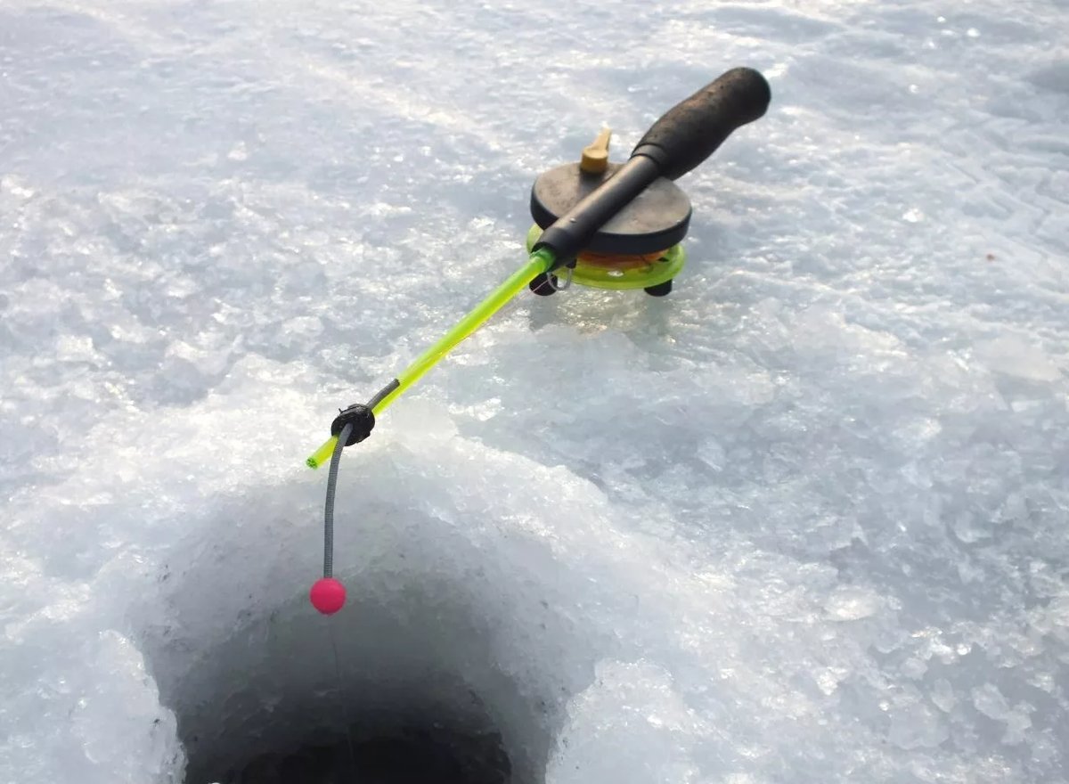 Удочка для зимней рыбалки на снегу
