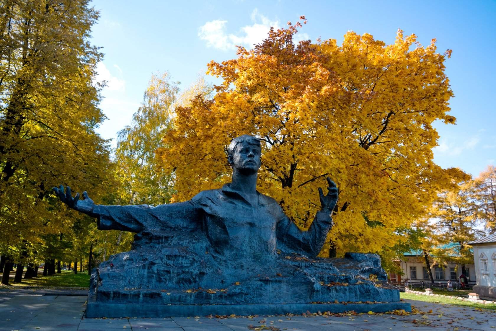 Памятники рязани. Рязань Есенину осенью. Рязанский памятник Есенину. Рязанский Кремль Есенин. Достопримечательности Рязани памятник Есенину.