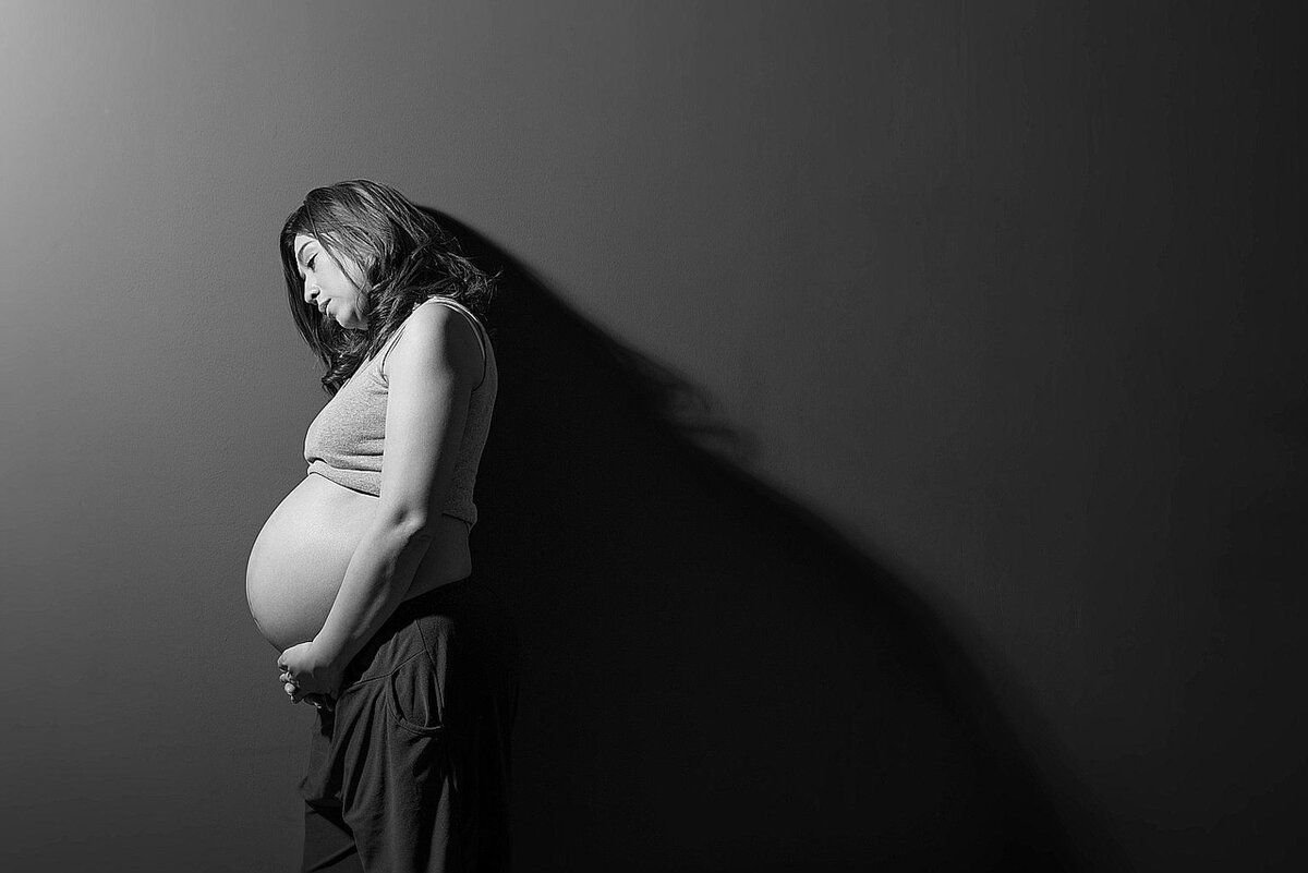 Pregnant. Беременные женщины. Грустная беременная. Грустная беременная женщина. Одинокие беременные женщины.