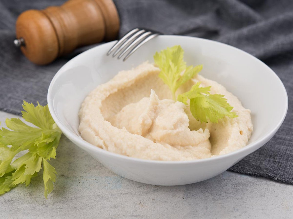 крем-суп с трюфельным маслом. вишисуаз суп. пюре из сельдерея рецепт. суп с сельдереем. пюре из корня сельдире.