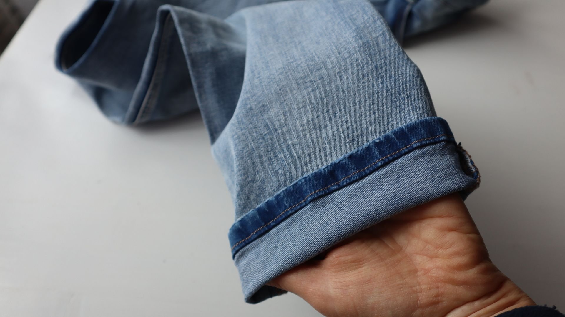 Как правильно подшить джинсы с сохранением низа. Джинсы наизнанку. Способы подшивания джинсов. Выпущенная подгибка джинс. Как красиво подогнуть джинсы.