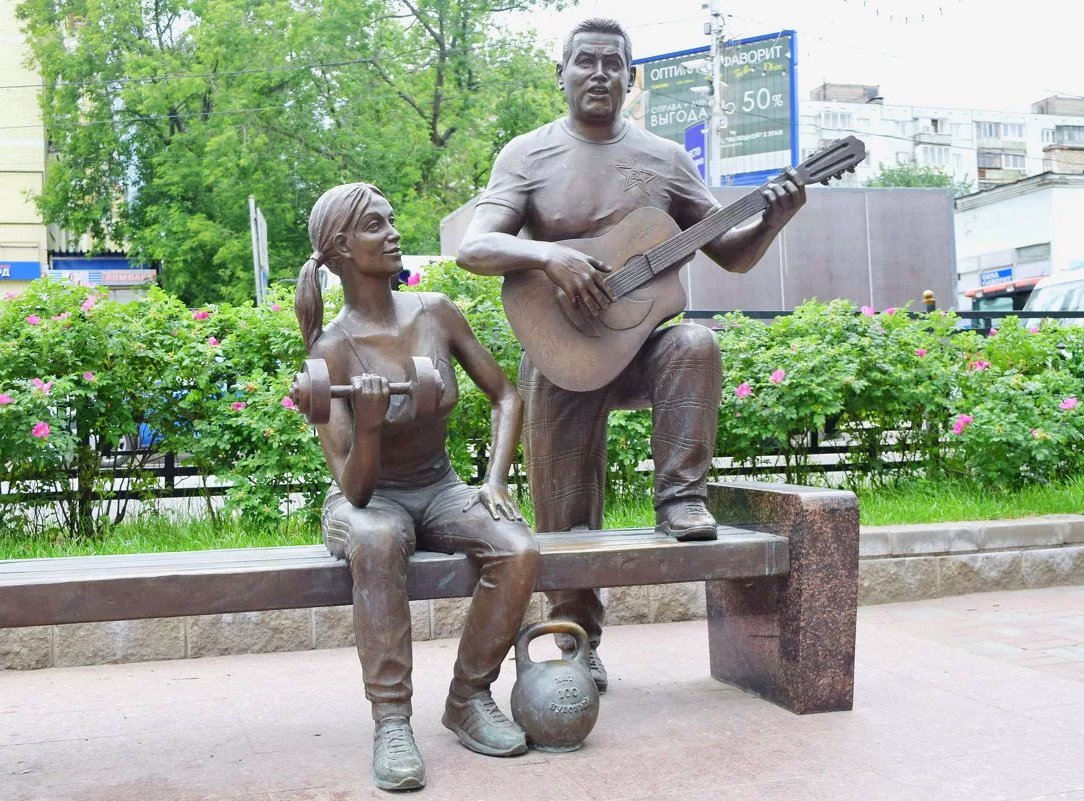 Дуся агрегат. Памятник Любэ в Люберцах. Памятник Расторгуеву. Скульптура Расторгуева в Люберцах. Памятник группе Любэ.