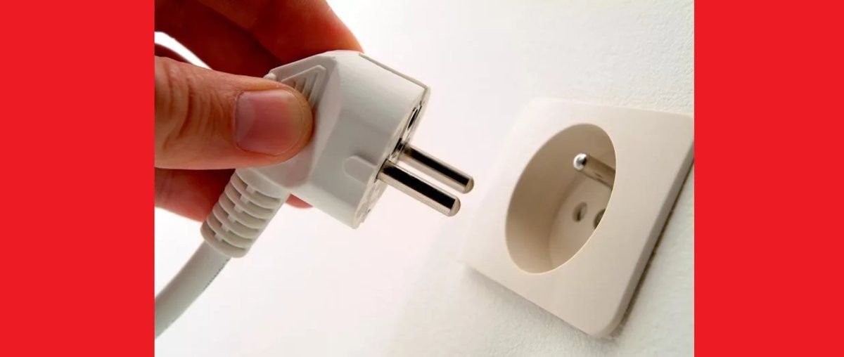 искрит розетка при втыкании вилки что делать