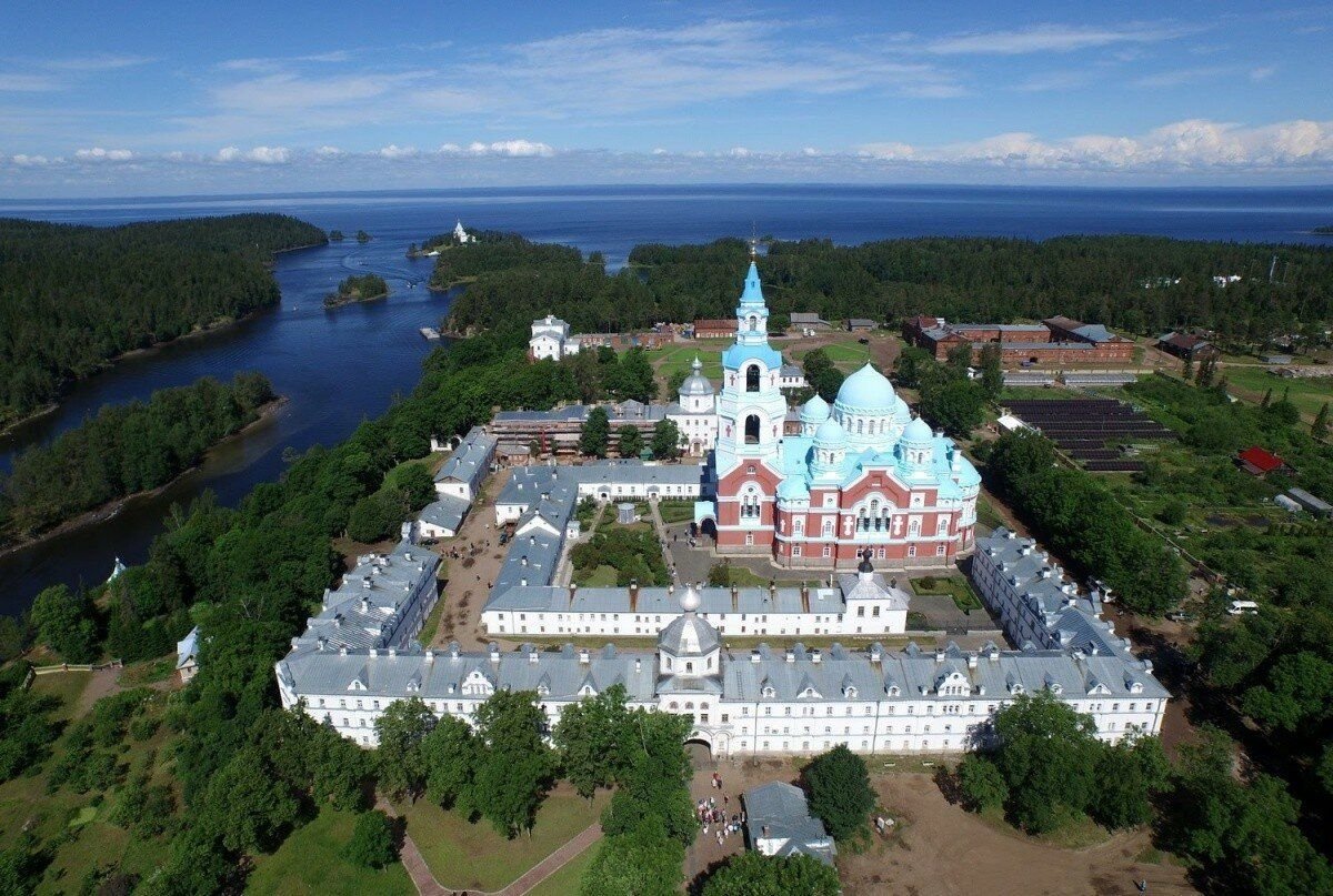 Места куда съездить в москве. Карелия остров Валаам монастырь. Валаамский Спасо-Преображенский монастырь. Валаамский Спасо-Преображенский монастырь в Карелии. Спасо-Преображенский монастырь на острове Валаам.