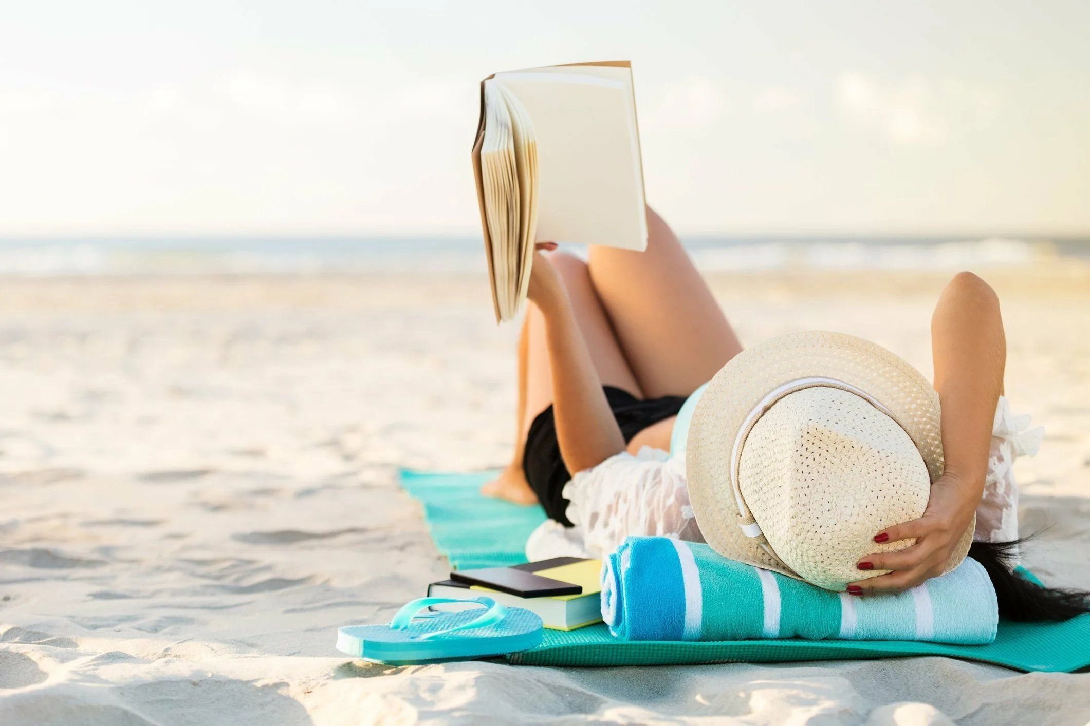 Полдня отпуск. Девушка отдыхает. Девушка на пляже на лежаке. Отпуск у моря. Девушка с книгой на море.