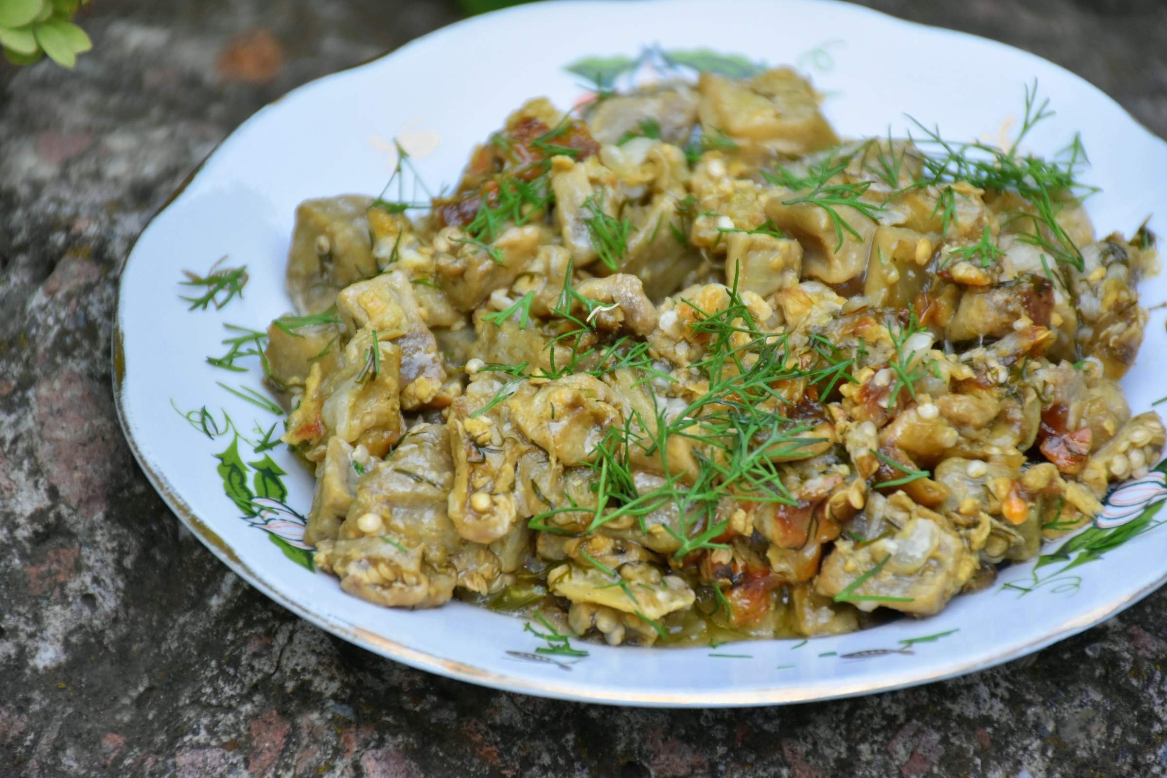 Салат из куриной печени с соленым огурцом. Салат с печенью и солеными огурцами. Салат из печени с солеными огурцами. Салат из куриной печенки с солеными огурцами.