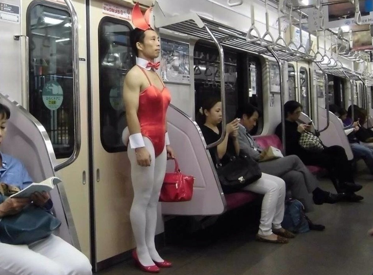 Весна катается в метро