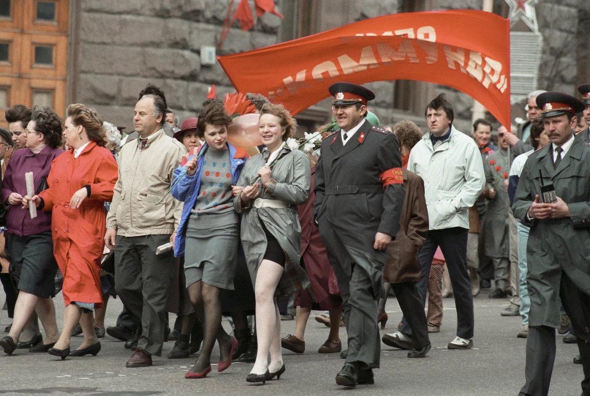1 мая есть парад. Демонстрация 1 мая в СССР. Первомай 1991. Первомай парад СССР. Советская Первомайская демонстрация.