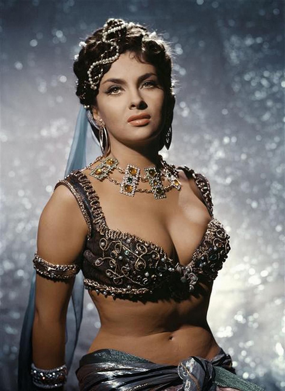 Самые красивые женщины в истории фото. Gina Lollobrigida царица Савская. Джина Лоллобриджида Клеопатра. Джина Лоллобриджида нагая. Лоллобриджида Джина фигура.