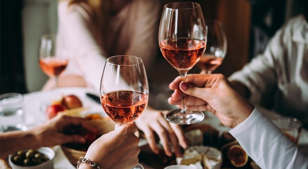 Помогает выбирать вино. Розовое вино в бокале. Февраль вино. Бостон ресторан вино розовое. Бостон ресторан вино Розе.