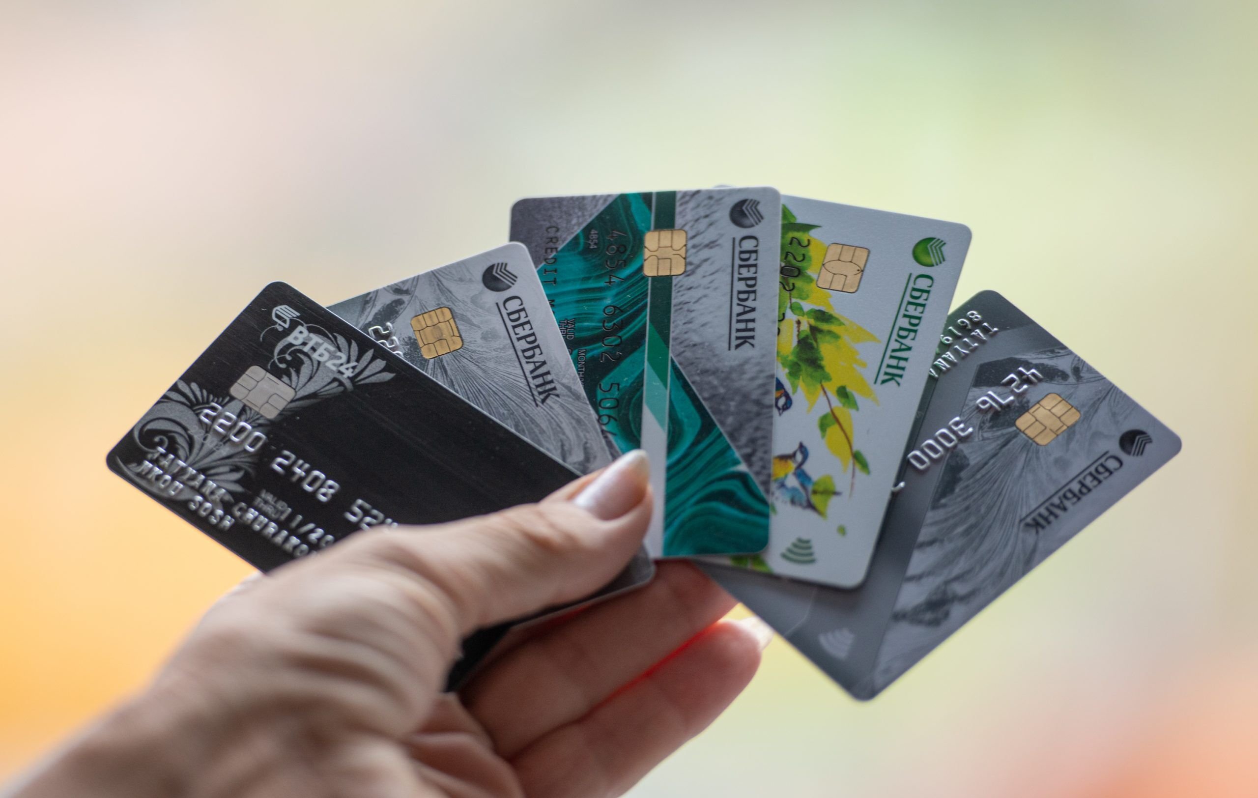 Карты на реальные деньги без первоначального. Пластиковые карточки. Банковская карточка. Пластиковые карты банковские. Банковские пластиковые карточки.