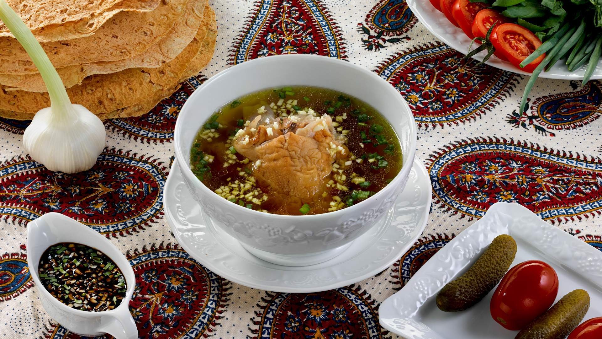 Армянское блюдо из теста и чесноком