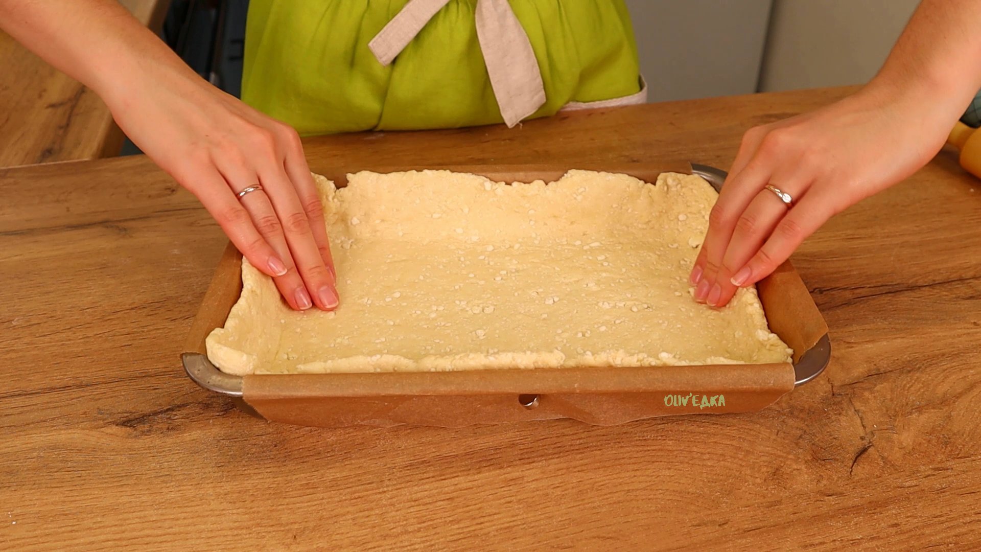 Песочное тесто половинки яблок тонко нарезать. Пирог не пропекается внутри что. Нужно ли силиконовую форму смазывать маслом перед выпечкой в духовке. Чем можно смазать тесто