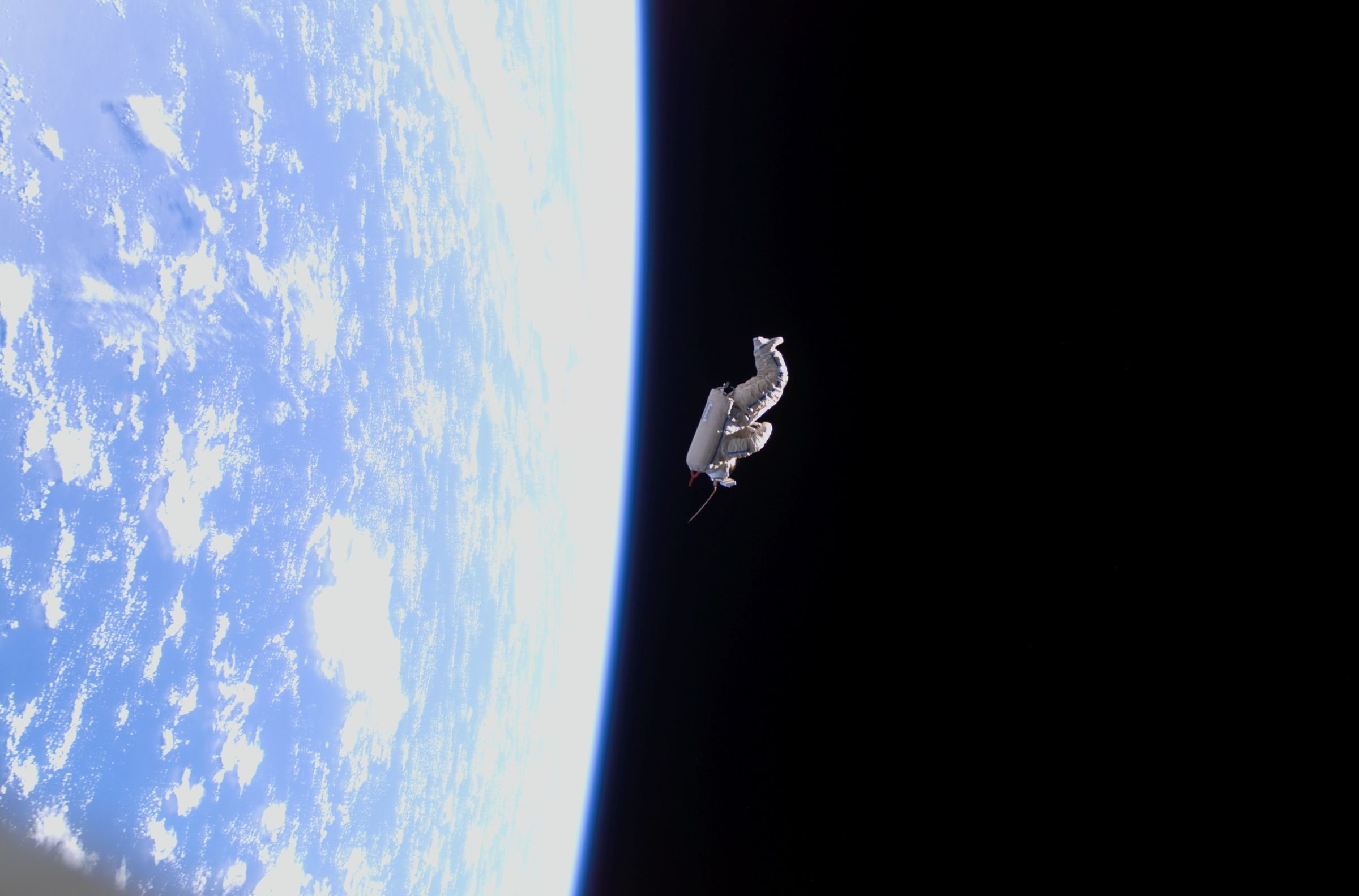 Космонавтам видны планеты. Космический корабль на орбите земли. Космос земля Спутник. Снимки Космонавтов из космоса. Спутник в открытом космосе.