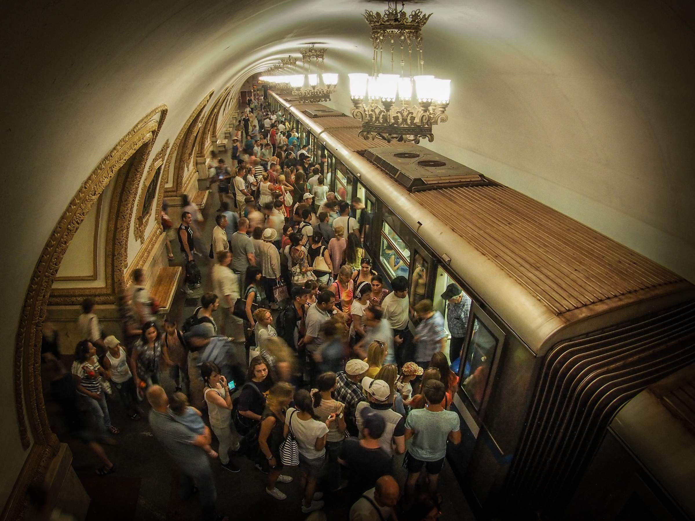 Народ в метро москва. Час пик в метро. Московское метро в час пик. ЧАСПИК В Московском метро. Метро Москва час пик вагон.