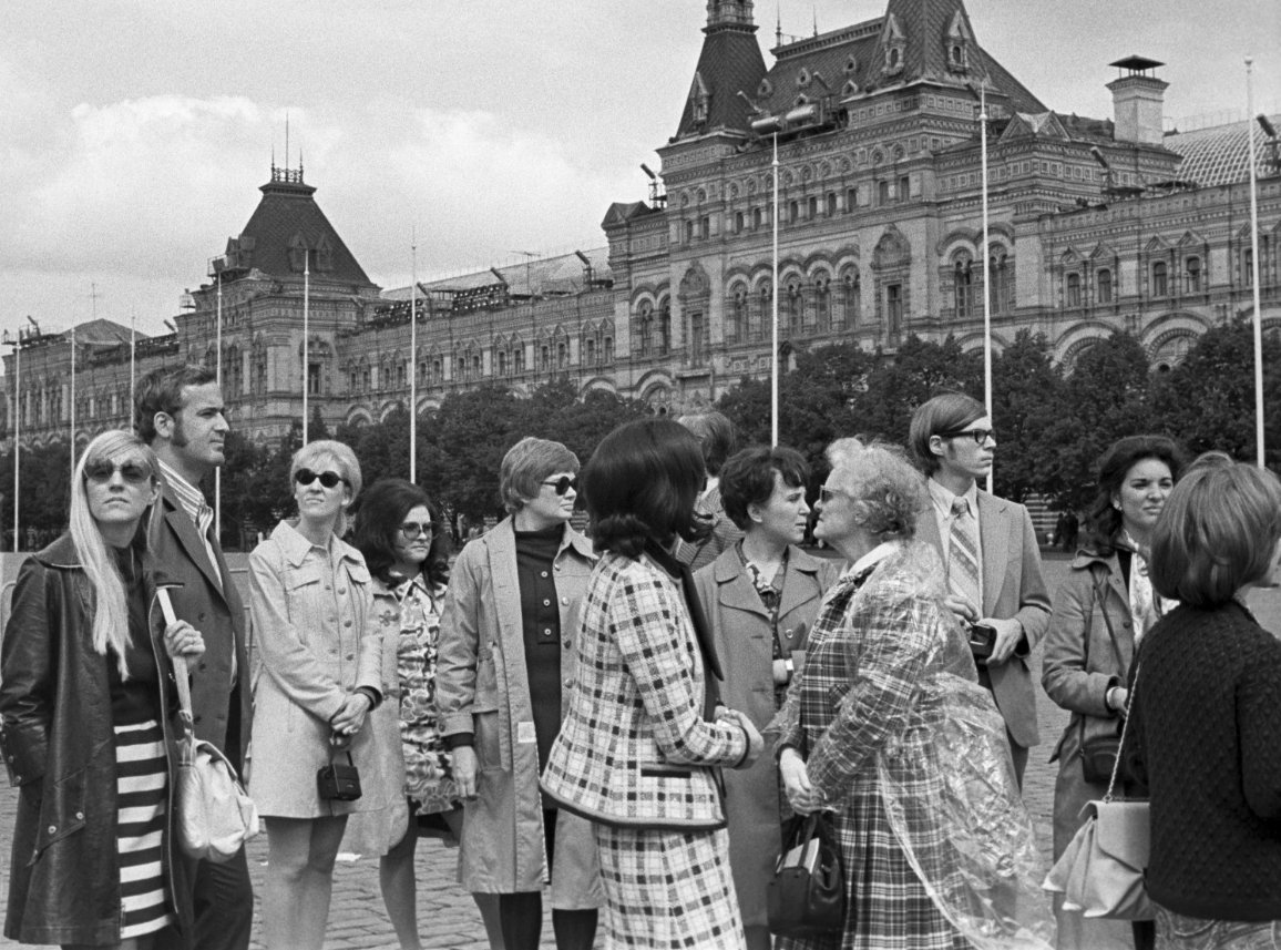 Туризм в ссср. Иностранные туристы в СССР. Экскурсии в СССР. Советская экскурсия. Советские люди за границей.