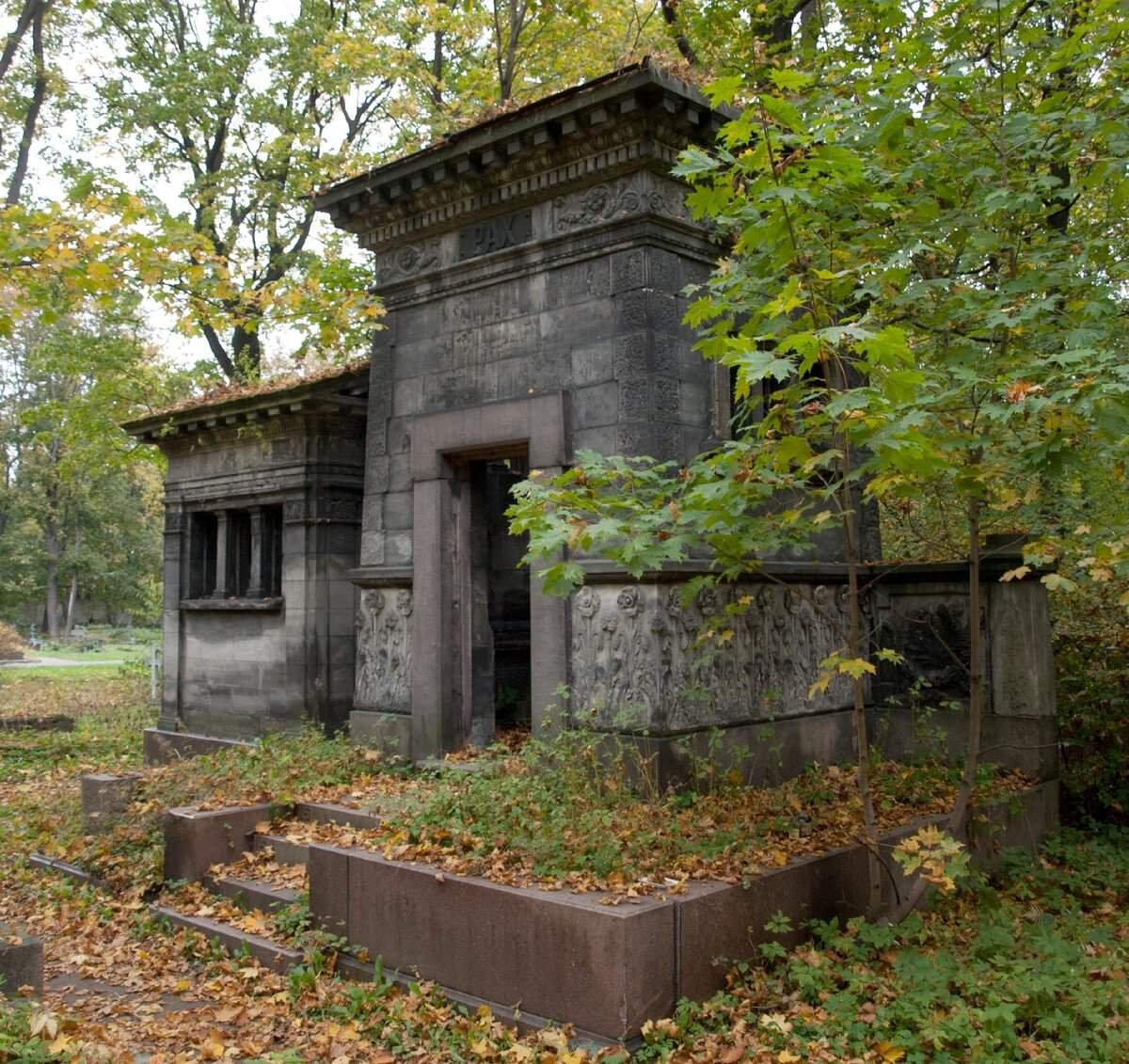 Склеп часовни. Склеп Горчакова. Никольское кладбище склеп-часовня. Склеп внутри Новодевичье кладбище. Фамильный склеп.