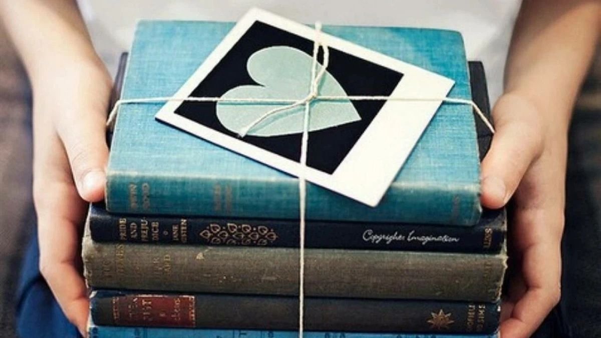 Добавь книжки. Книга в подарок. Книга в подарок картинки. Книга для…. Книга лучший подарок.