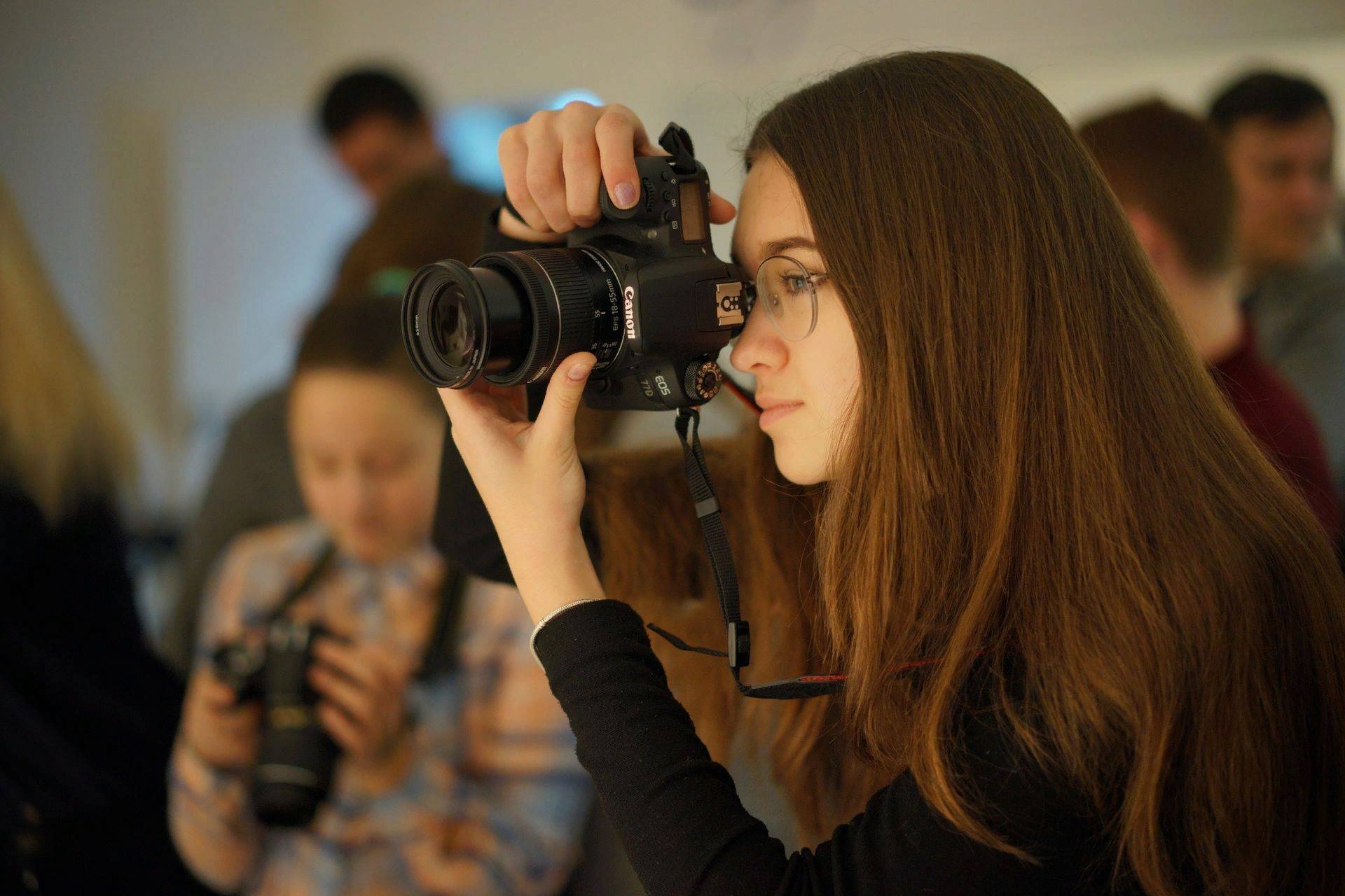 мастер класс по фотосъемке. на фотографа надо учиться. подросток фотографирует. фотокурсы для начинающих фотографов. фотокурсы для начинающих фотографов.