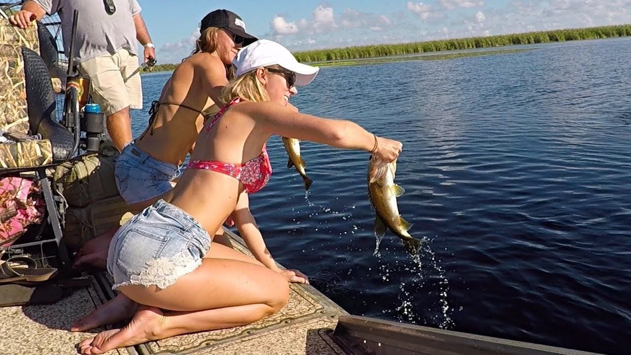 Приколы на рыбалке. Соблазнила деда на рыбалке. Красивые девушки на рыбалке. Что нибудь про рыбалку. Девушка с удочкой.