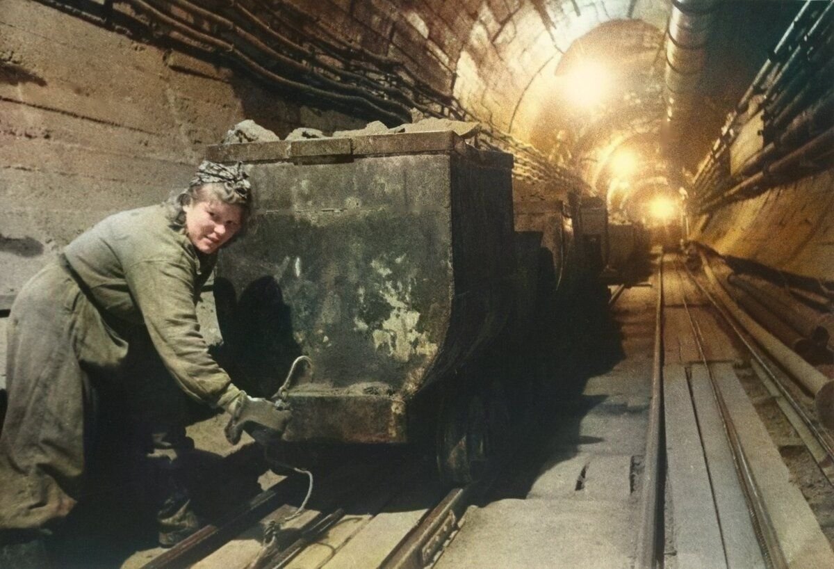 Когда построили метро. Ленинградский метрополитен 1947. Метростроевцы 1935. Метрострой СССР. Метрострой СПБ 1941 года.