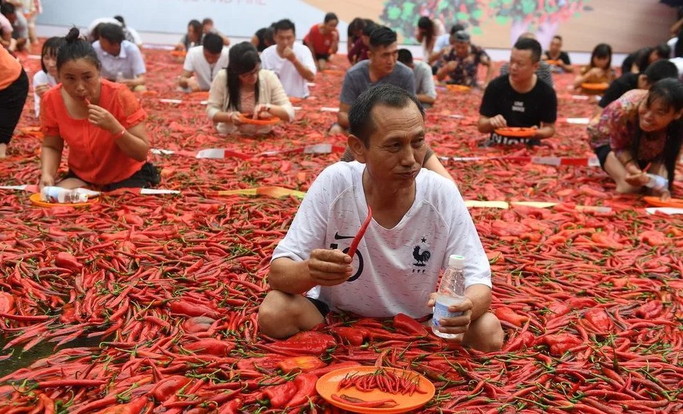 перчик мужчины. конкурс по поеданию перца чили в китае. съешь чили. соревнования в китае на поедание перца чили. конкурс по поеданию острого перца.