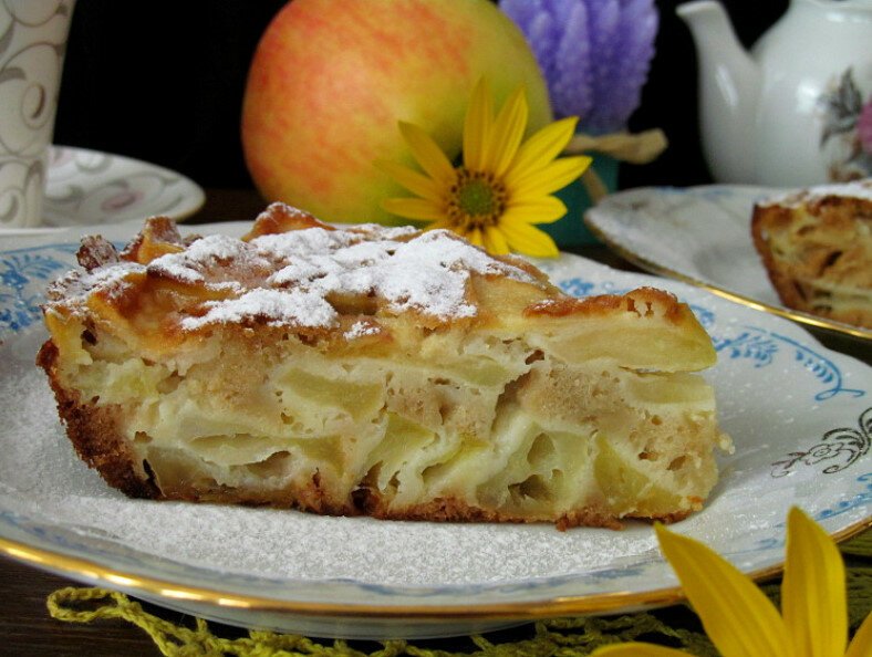 Внутри пирога. Вкусная шарлотка с яблоками. Яблочный пирог в разрезе. Шарлотка в разрезе. Шарлотка лентяйка.