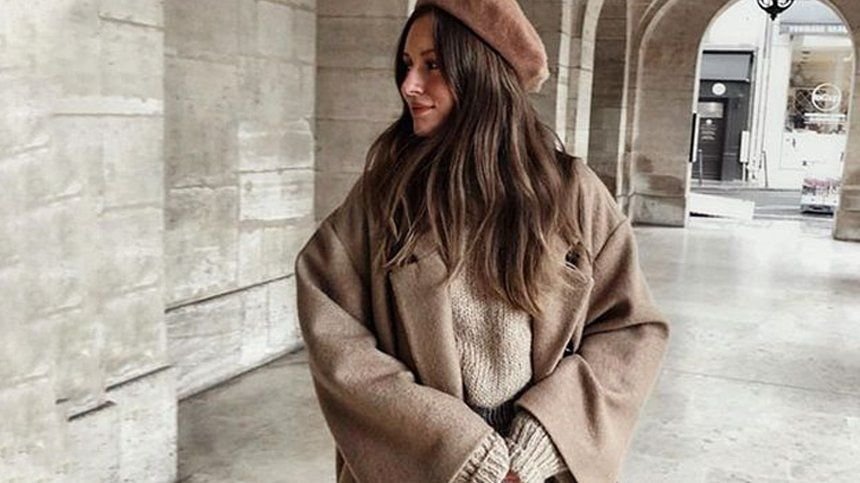 мода на яркие шапочки. картуз мода 2021. шапки с модных показов. шапки 2020 года тренды. кепка женская из меха тренды 2021.