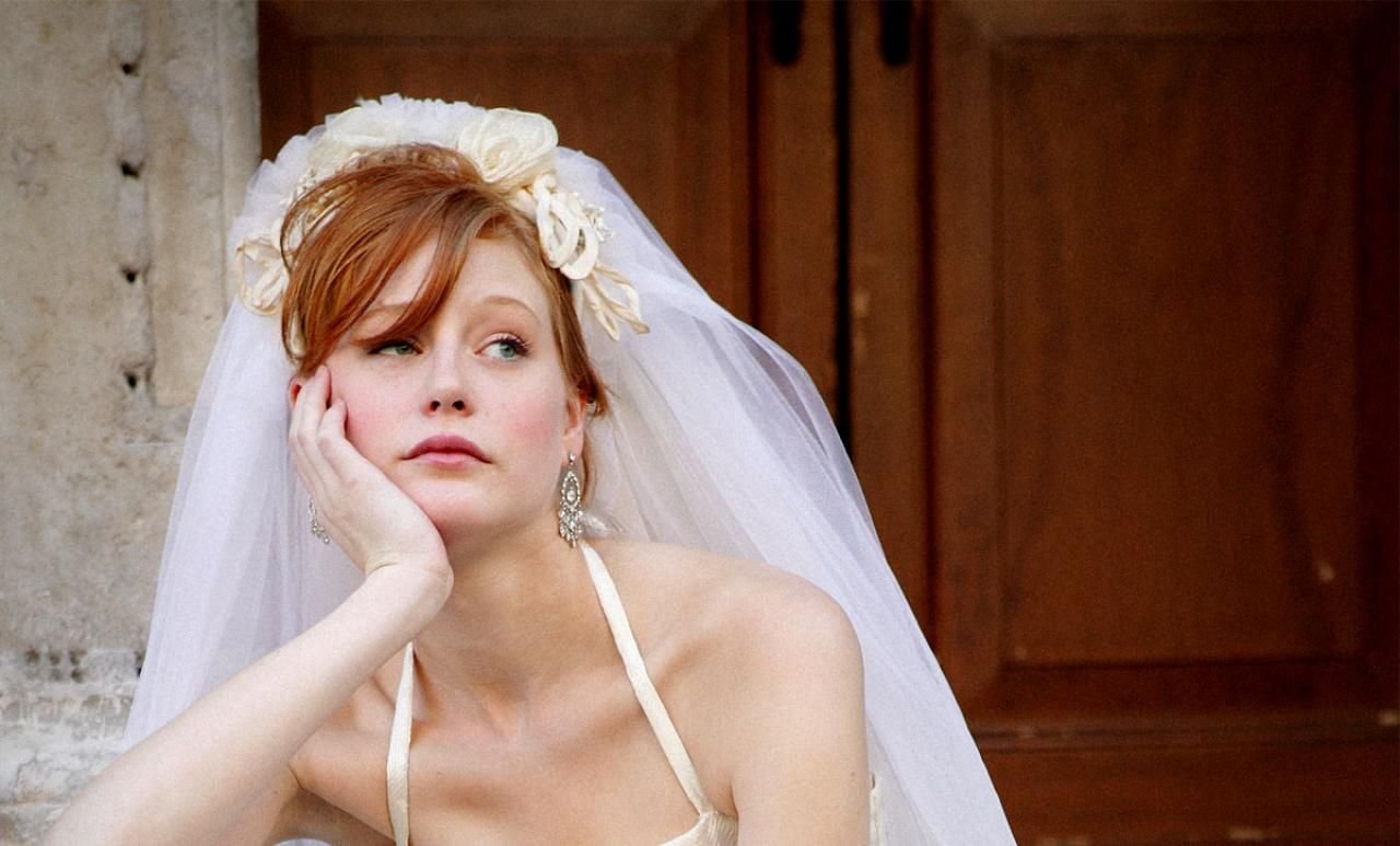 Красивая умная выйдет замуж. Несчастная невеста. Девушка цепляет парня. Выйти замуж. Радостная невеста.