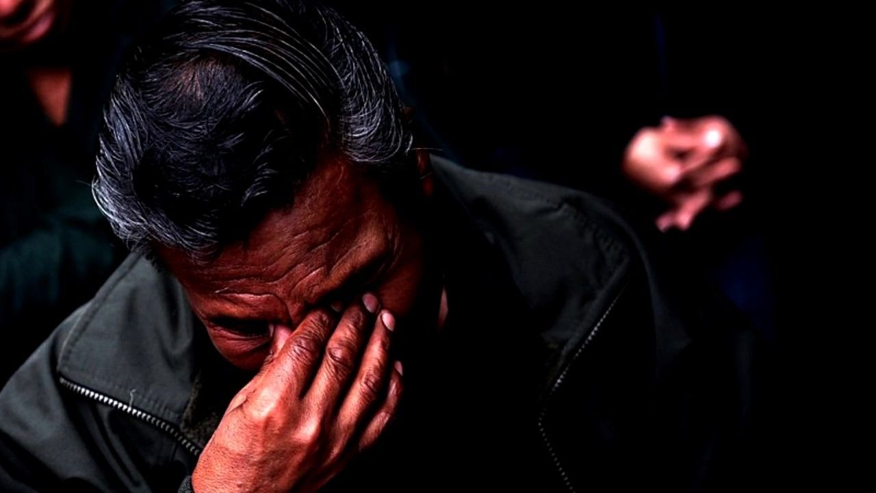 женщина с ребенком плачет. мальчик в магазине. человек жалуется. родители раутешают детей. грустные родители.