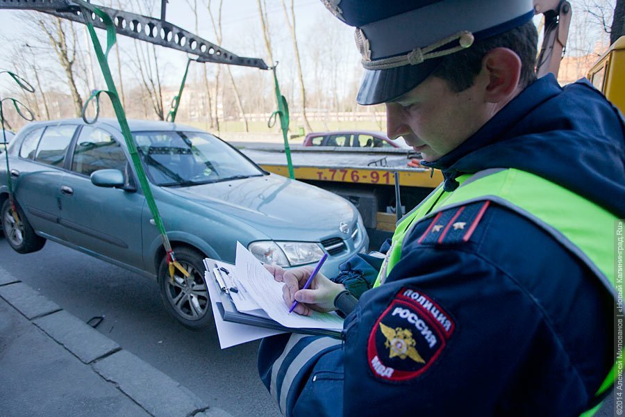 Нарушение автомобиля. Конфискация машины. Задержание транспортного средства. Конфискация машины ГИБДД. Гаишник конфискует автомобиль.