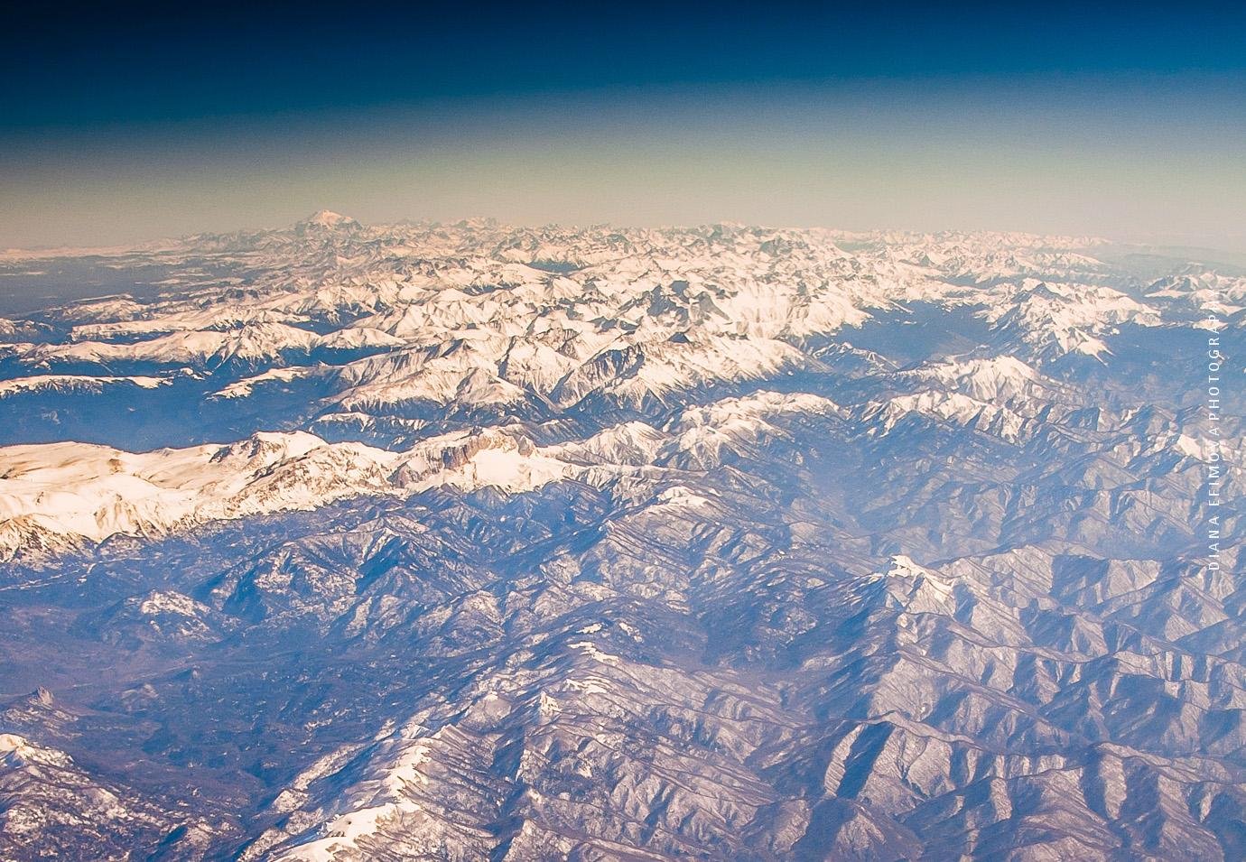 Самая высокая гора россии высотой 5642. Эльбрус с самолета. Гора Эльбрус с самолета. Эльбрус из самолета в Сочи. Кавказский хребет вид с самолета.