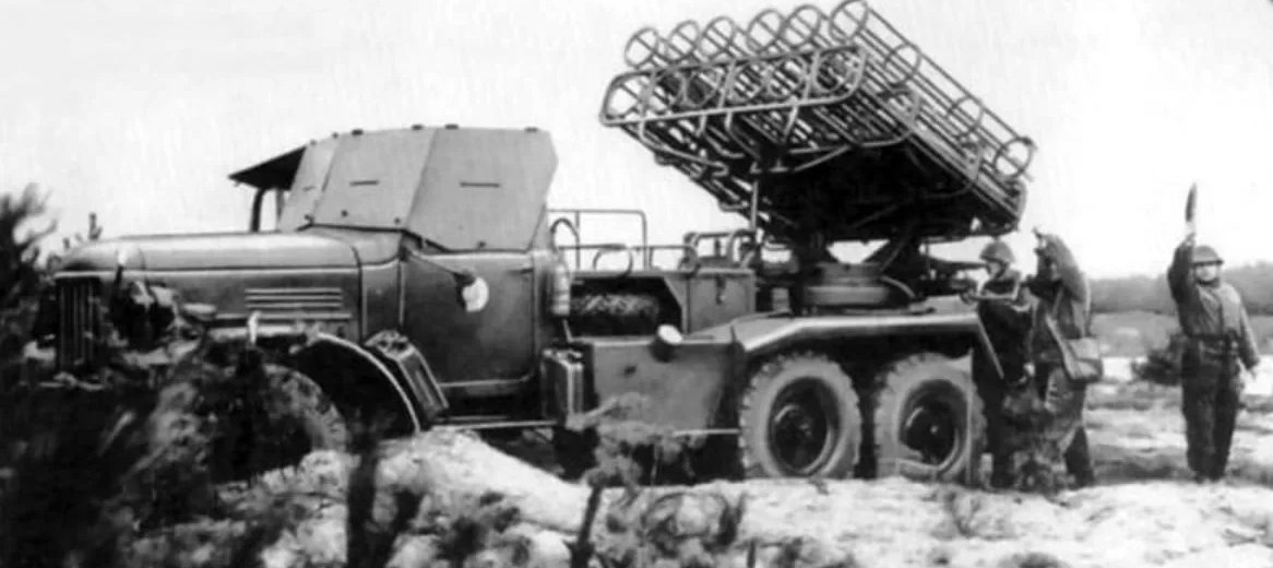 К системам залпового огня относятся установки. РСЗО БМ 24. БМ-24 реактивная система. БМ-24т реактивная система залпового огня.