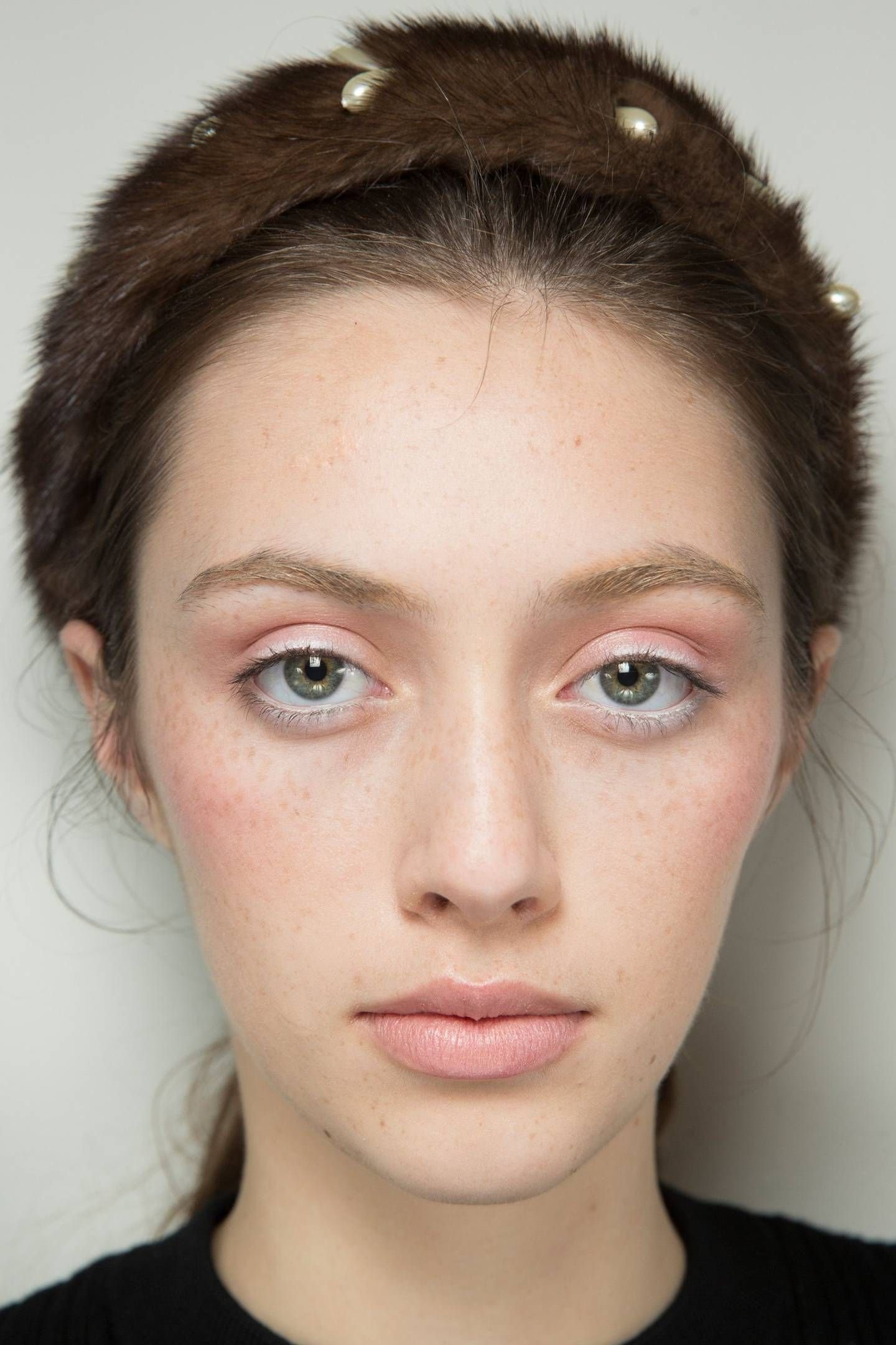 Незаметный макияж. Нюдовый макияж. Лорен джерман нюдовый макияж. Макияж без туши. Незаметный макияж.