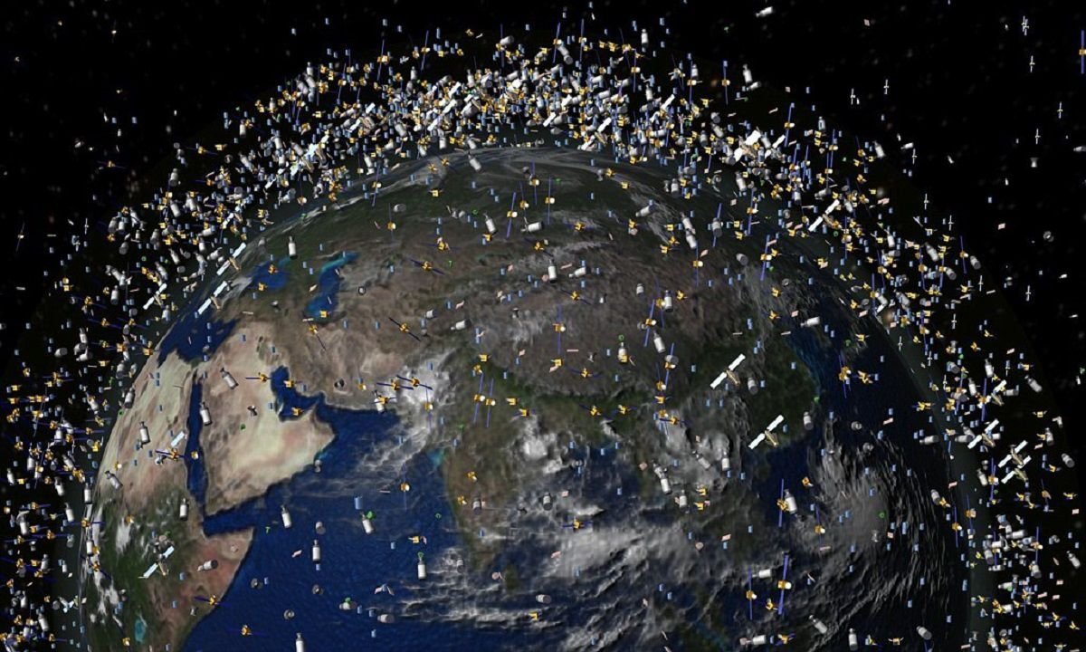 Спутники на орбите земли. Космический мусор. Загрязнение космоса. Мусор в космосе. Космический мусор в космосе.