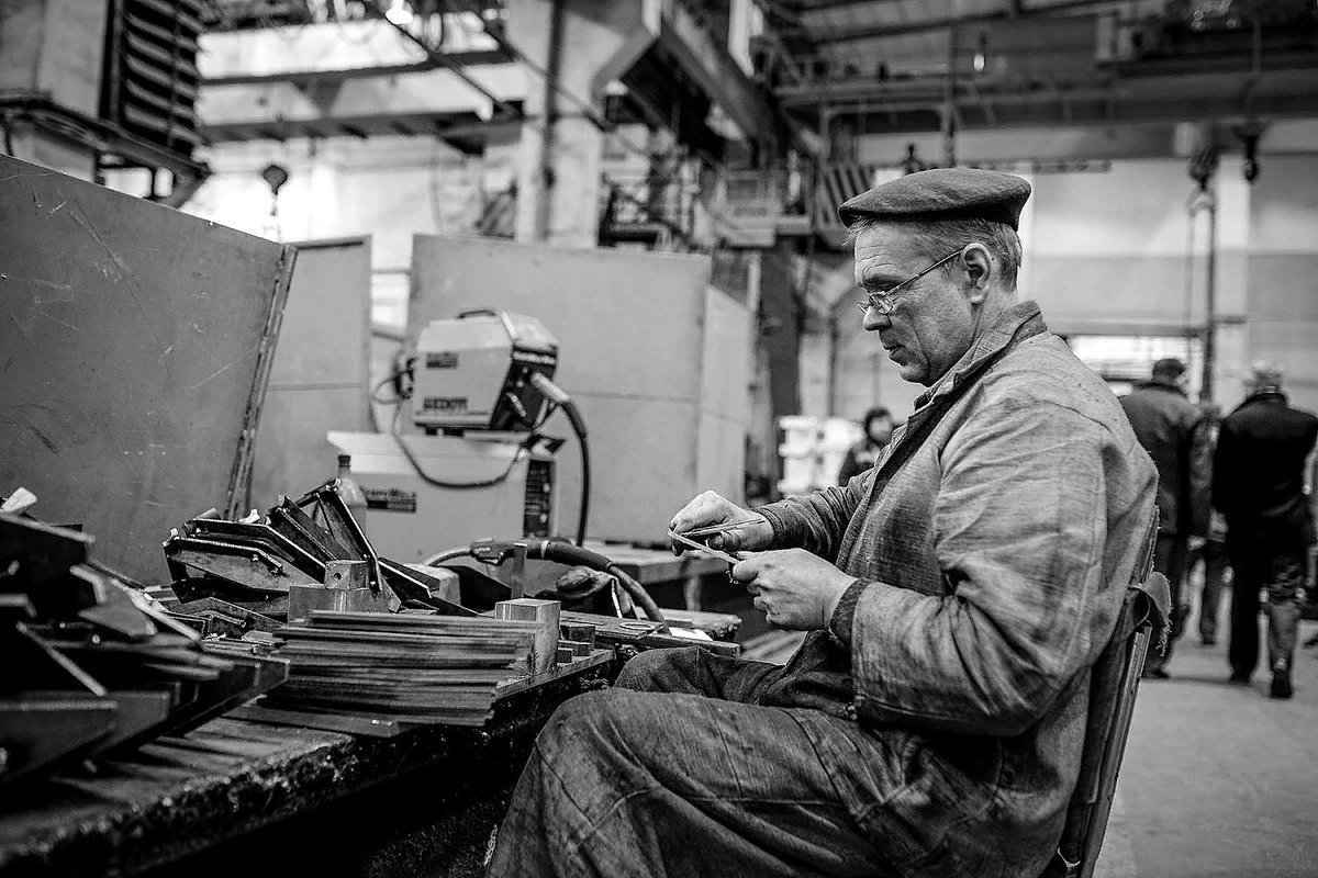 Время на заводе. Рабочий на заводе. Советский рабочий. Советские люди на заводе. Рабочие на заводе СССР.