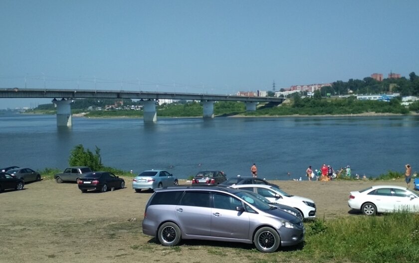 Возле водах. Водохранилище Южно-Сахалинск. Машина около реки. Автомобиль у водоема. Машина возле озера.