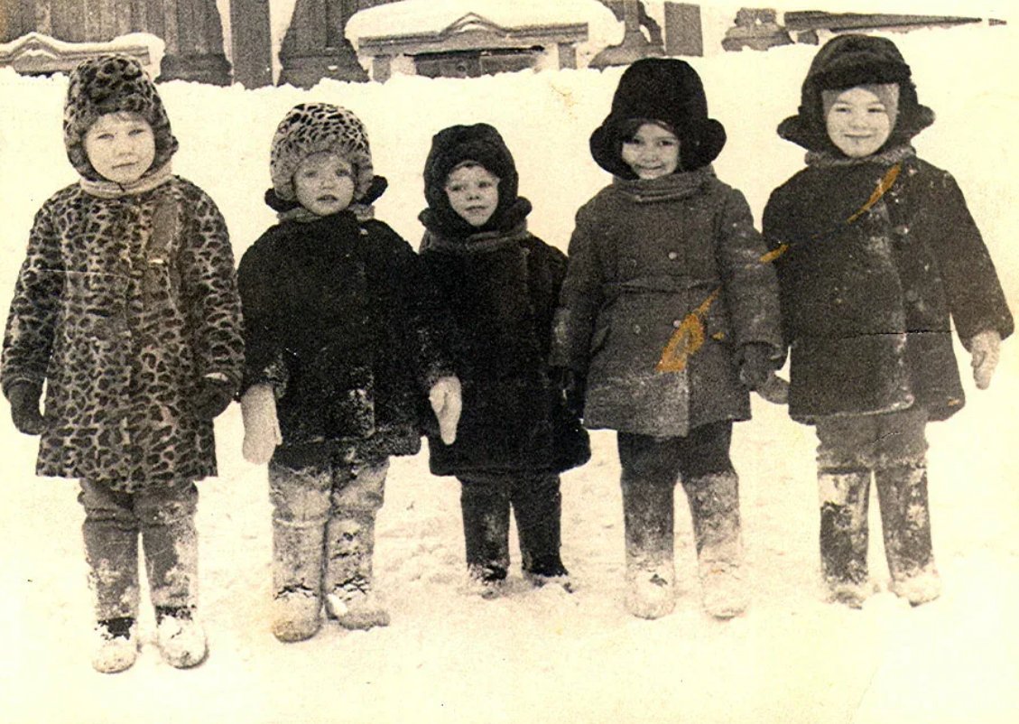 Век ходить. Советские дети в шубках. Советские детки в шкбках. Советские дети зимой в шубе. Шуба из детства.